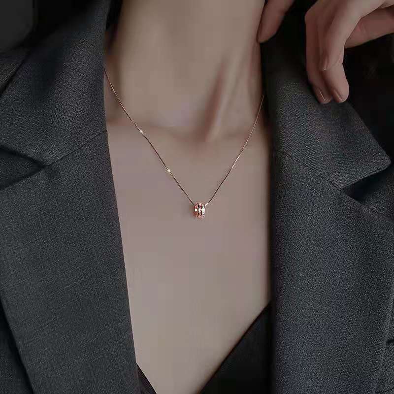 A fashionable Korean-style, simple and niche design, high-end and cold ladies' necklace detail image 2