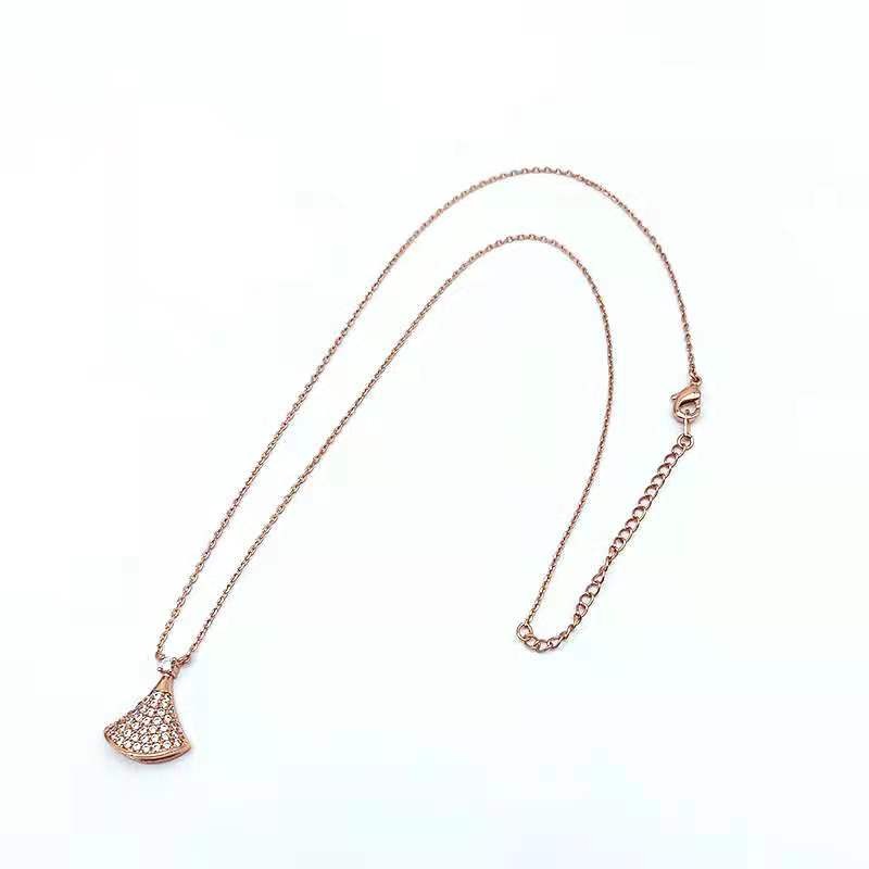 A simple Korean-style fan-shaped rhinestone pendant necklace for women detail image 2