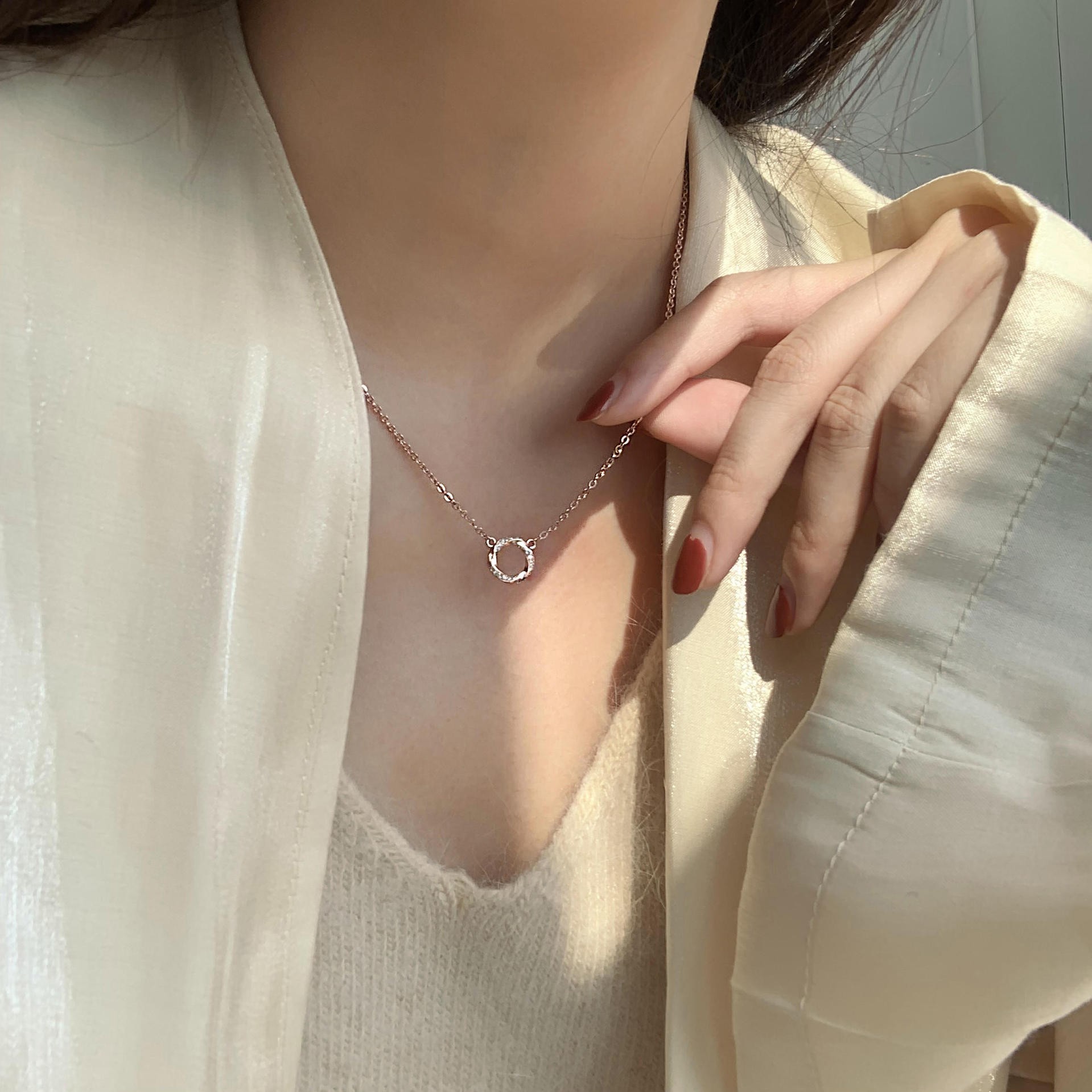 A simple Korean-style women's necklace with circular rhinestones detail image 3