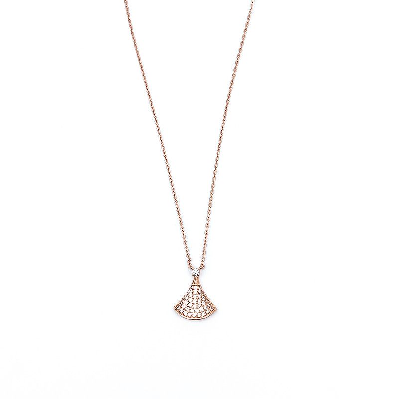 A simple Korean-style fan-shaped rhinestone pendant necklace for women
