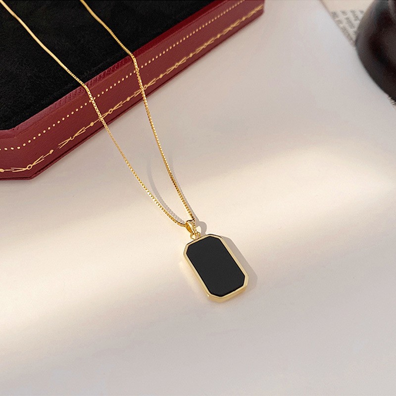 A simple rectangular necklace in Korean style detail image 2