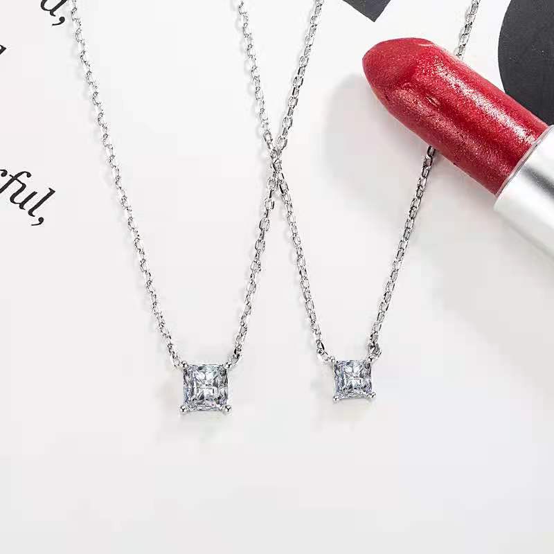 A simple Korean-style women's necklace made of small square single zircon
