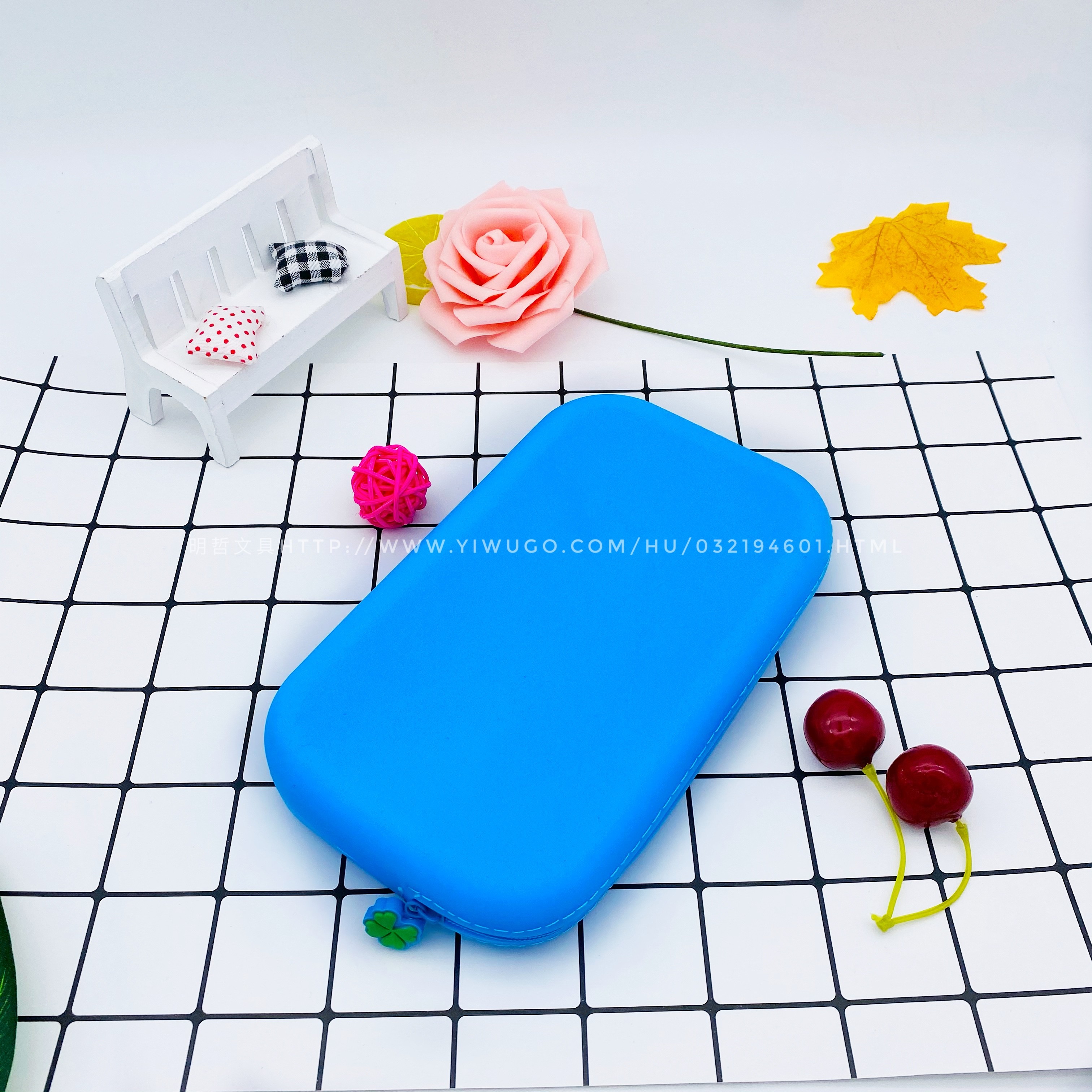 Creative And Cute Silicone Large-Capacity Pen Case, A Fresh And Clean Student Storage Bag Item Picture