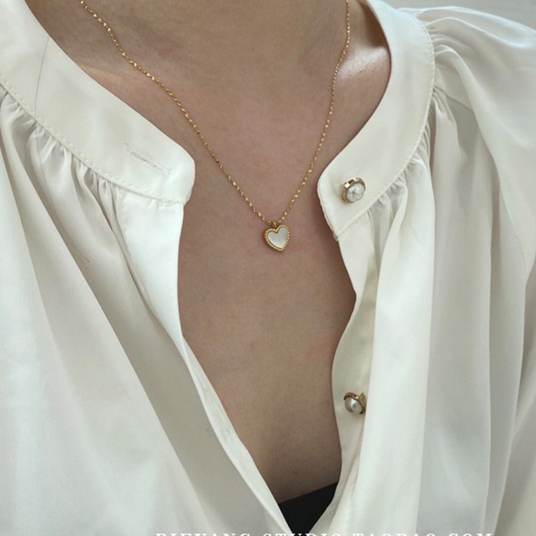 Little Heart Korean version small pendant simple ladies' necklace detail image 1