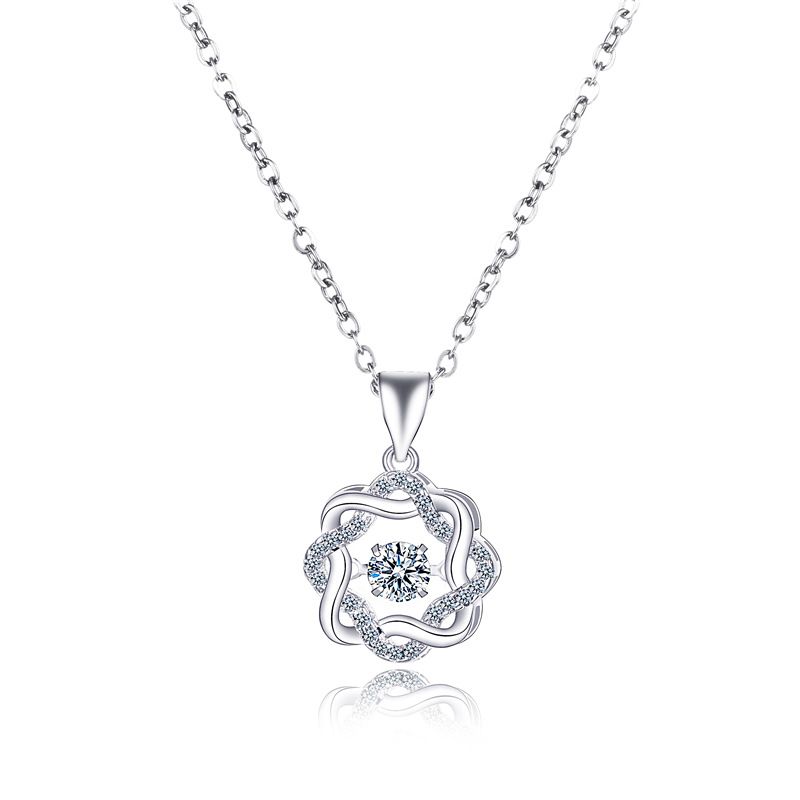 A simple, aloof and niche women's necklace with geometric design and diamonds