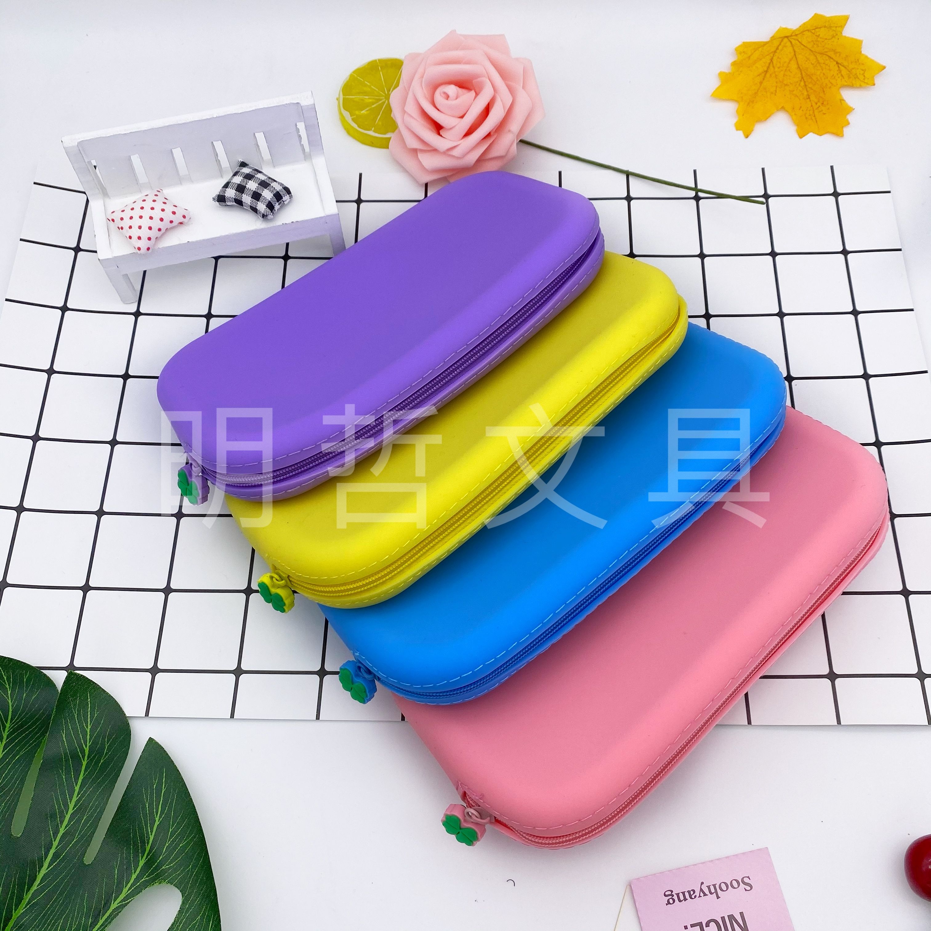 Creative And Cute Silicone Large-Capacity Pen Case, A Fresh And Clean Student Storage Bag Application Scenario