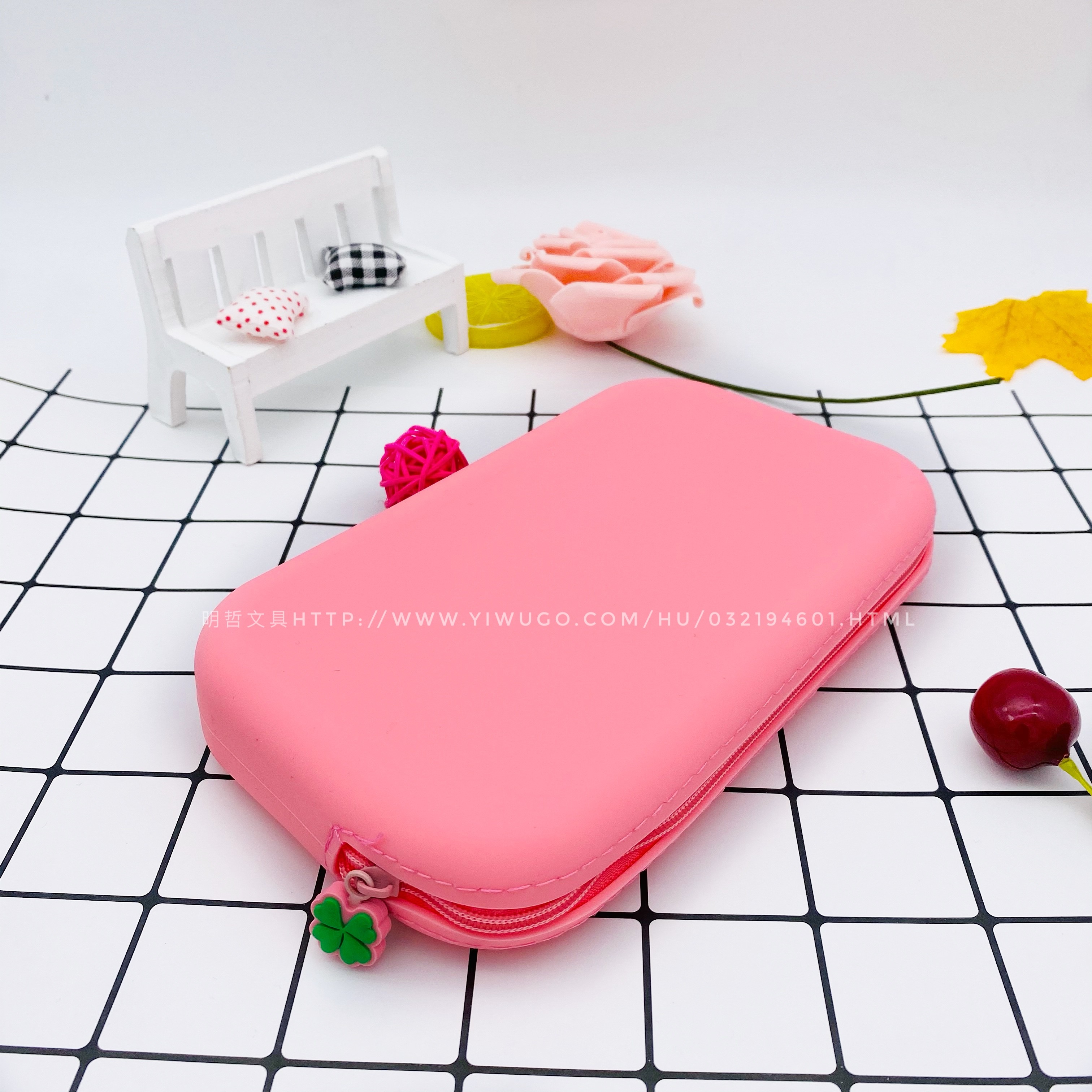 Creative And Cute Silicone Large-Capacity Pen Case, A Fresh And Clean Student Storage Bag Specification drawing