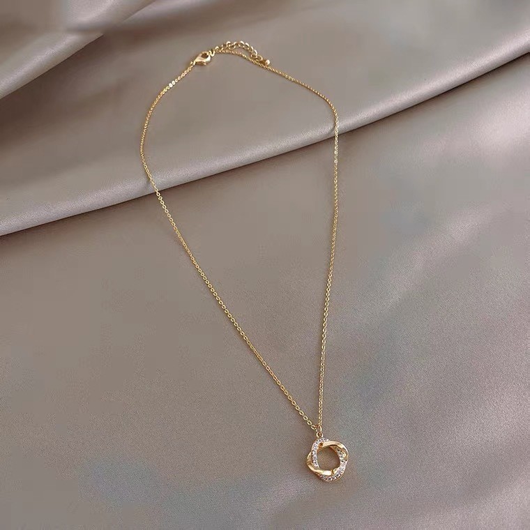 A geometric diamond-encrusted, aloof Korean-style ladies' pendant necklace detail image 2