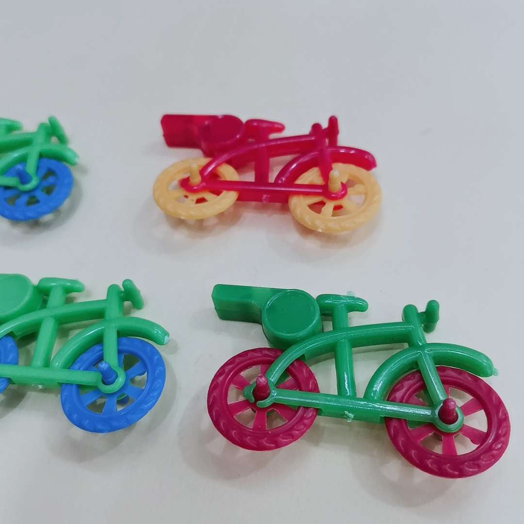 自行车口哨幼儿塑料玩具蛋壳扭蛋货源赠品配件厂家直销批发热销货源充足详情图1