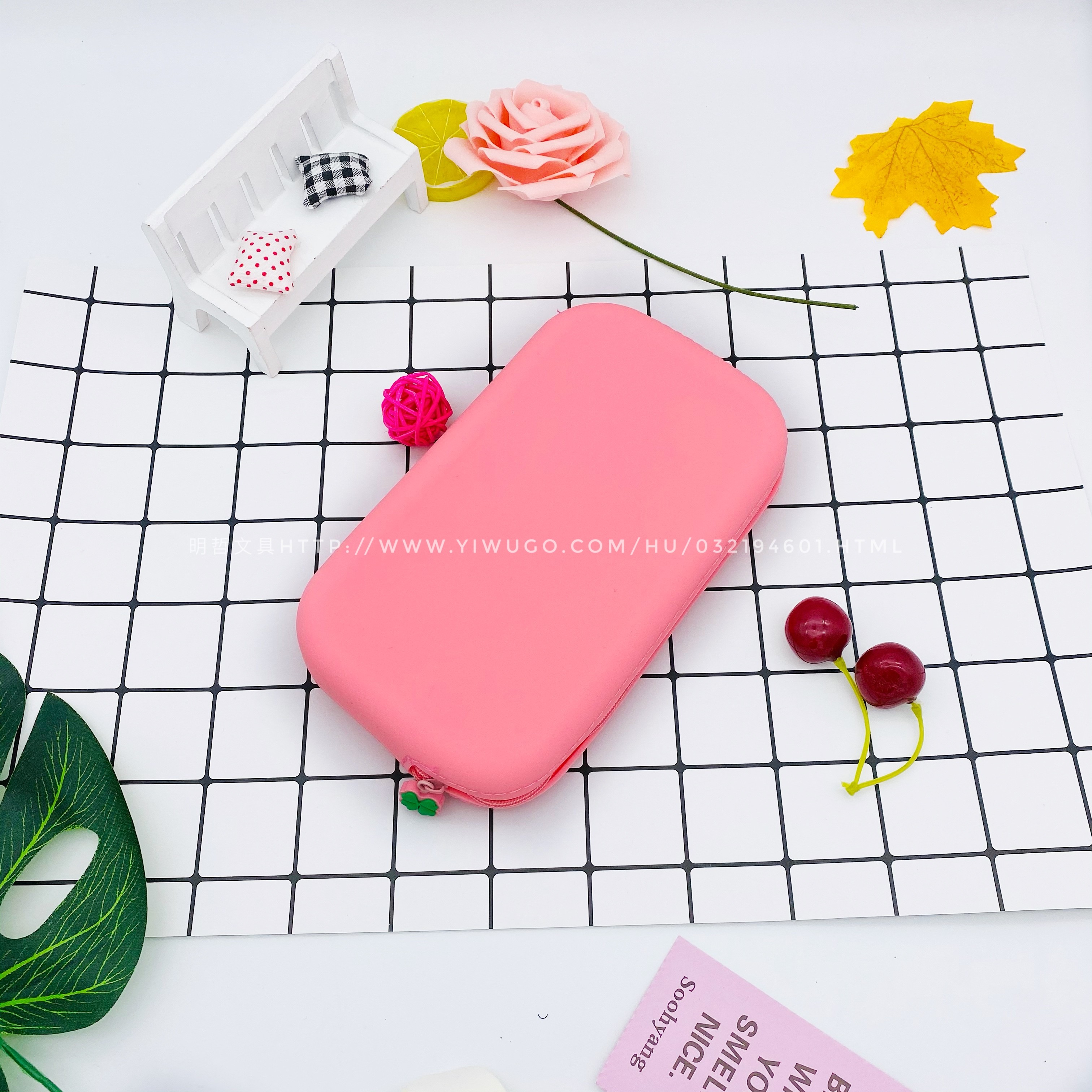 Creative And Cute Silicone Large-Capacity Pen Case, A Fresh And Clean Student Storage Bag Application Scenario