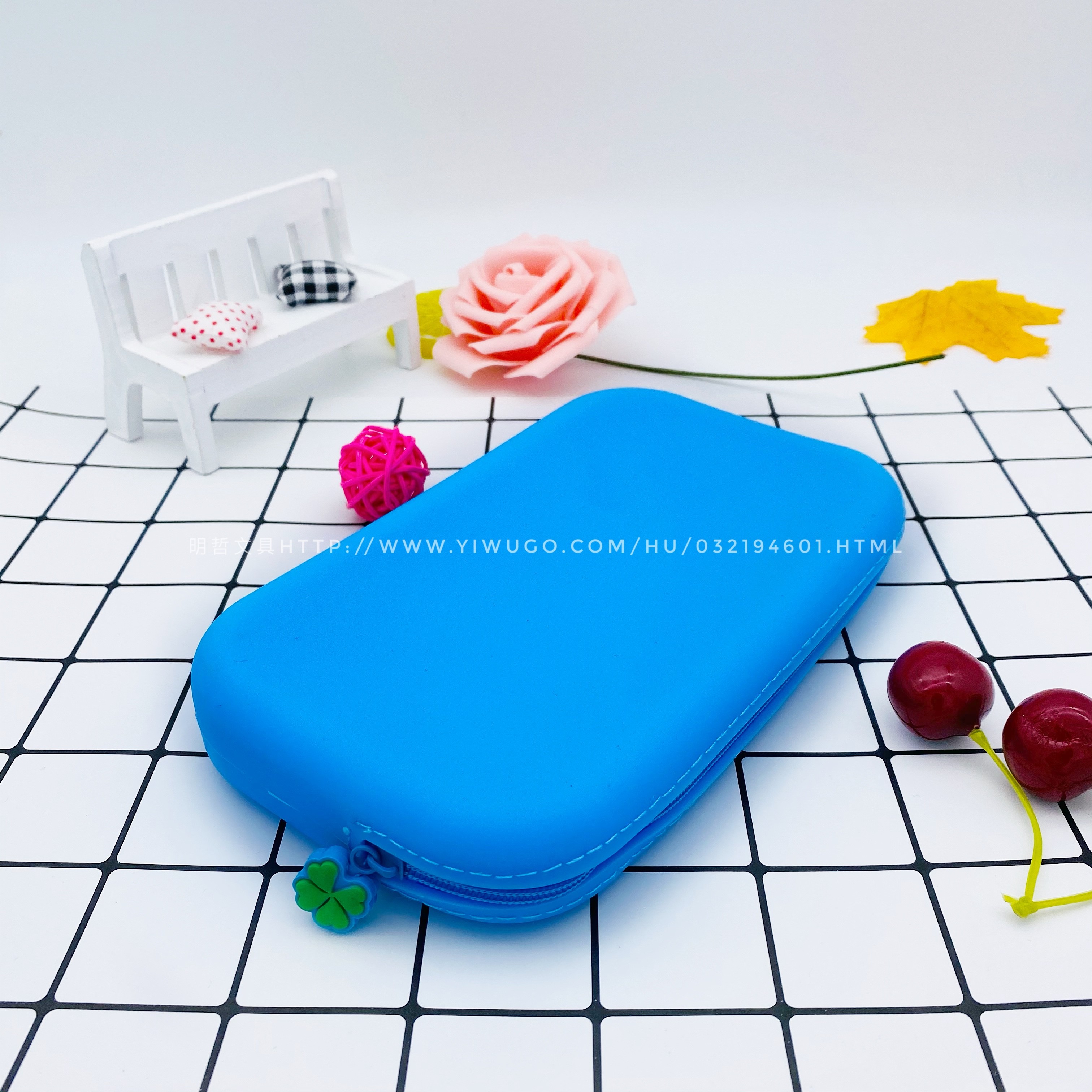 Creative And Cute Silicone Large-Capacity Pen Case, A Fresh And Clean Student Storage Bag details Picture