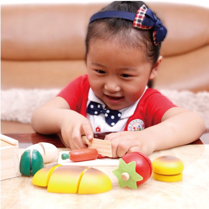 The wooden educational simulation small wooden box is highly entertaining and colorful. It helps cultivate logical thinking ability. It is a parent-child game that exercises hand-eye coordination. It is an early education and enlightenment toy that accompanies your growth