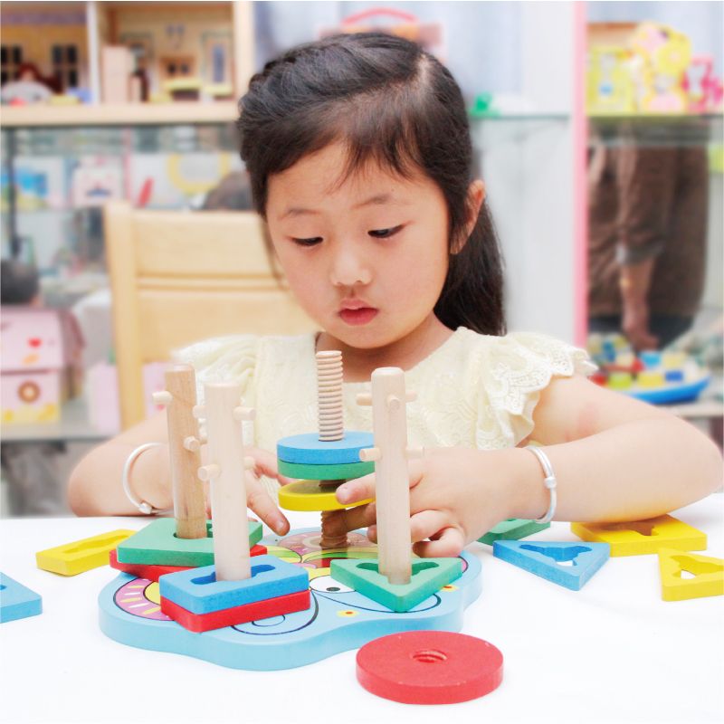 The wooden educational butterfly-shaped geometric column is highly entertaining and colorful. It helps cultivate logical thinking ability. It is a parent-child game that exercises hand-eye coordination. It is an early education and enlightenment toy that accompanies your growth
