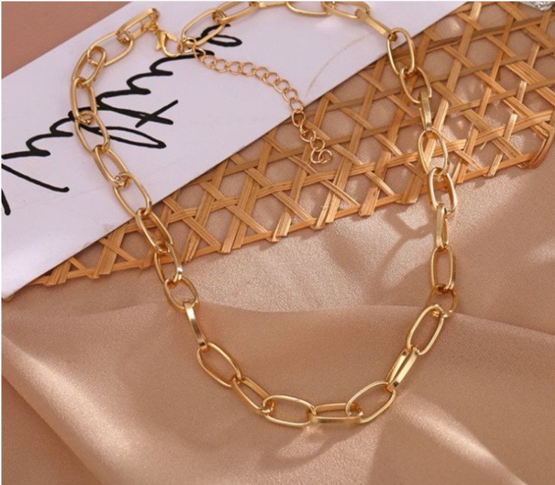 A simple and fashionable iron chain necklace for ladies in Europe and America, looking cold and elegant detail image 3