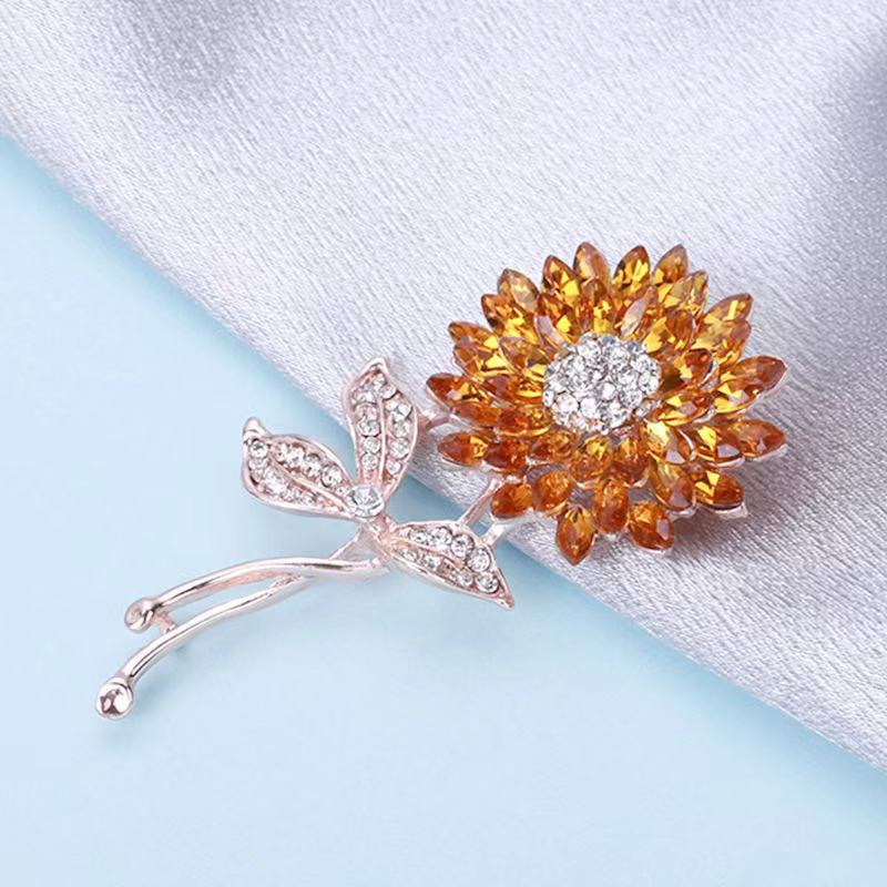 Factory direct sales of new European and American rhinestone sunflower brooches, suits, overcoats and accessories