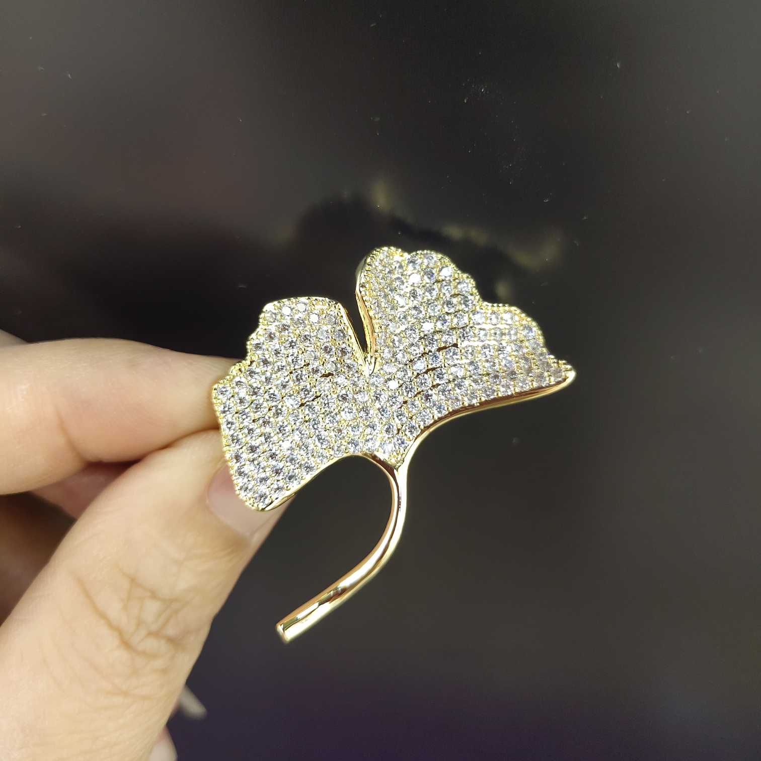Korean version of fashion Ginkgo leaf high-grade anti-slip coat suit accessory brooch thumbnail