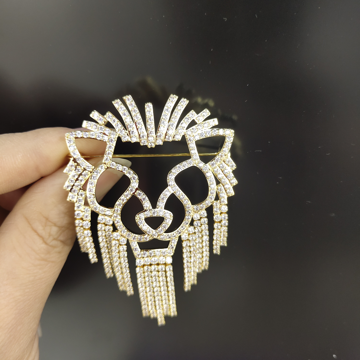 "National Trend Series: Fashionable lion, high-end anti-glare overcoat, suit, accessories, brooch.
