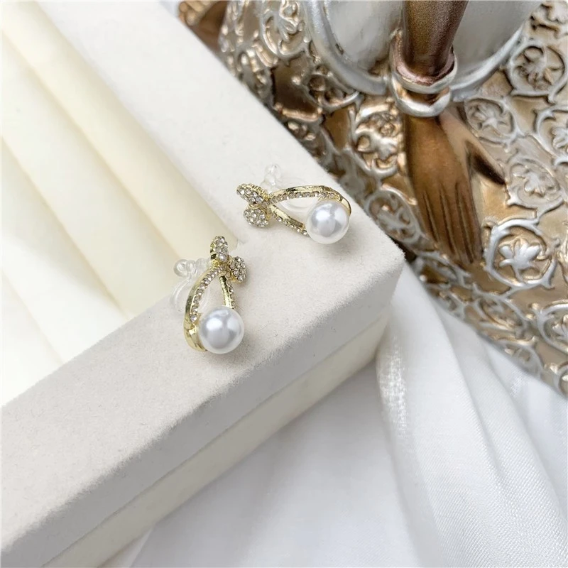 Korean-style full-diamond straight-hole pearl cross stud earrings with a cool and simple design for women detail image 3