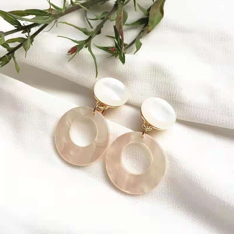 European and American fashionable acrylic double-panel circle women's stud earrings detail image 3