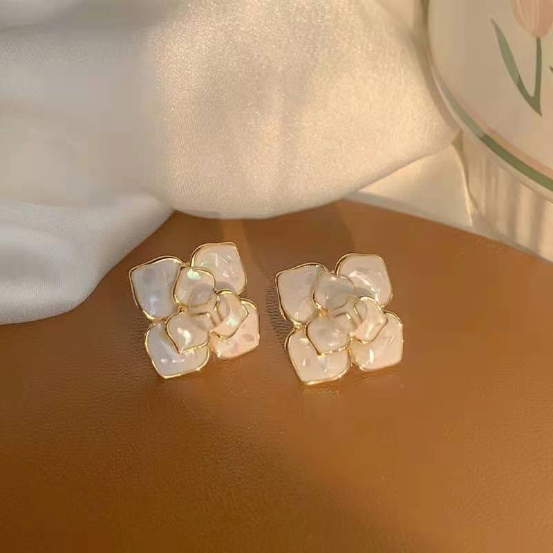 Cute flower-shaped design, oil-dripping lady's aloof and niche stud earrings detail image 3