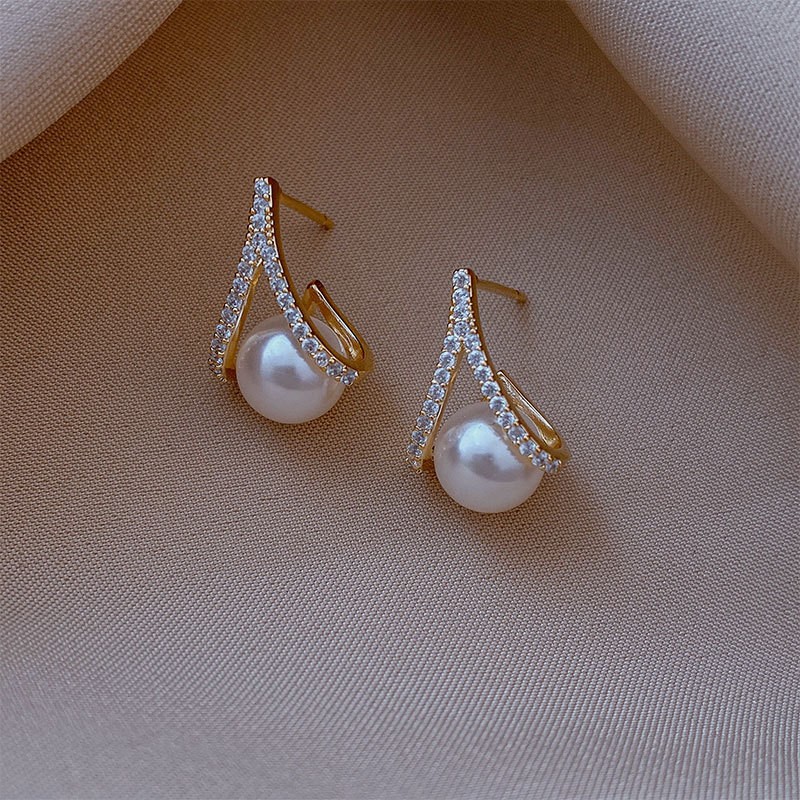 韩版时尚s925银针珍珠镶嵌玻璃水钻款女士高冷设计风耳钉详情图2