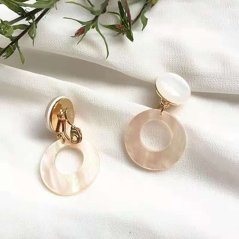 European and American fashionable acrylic double-panel circle women's stud earrings detail image 2
