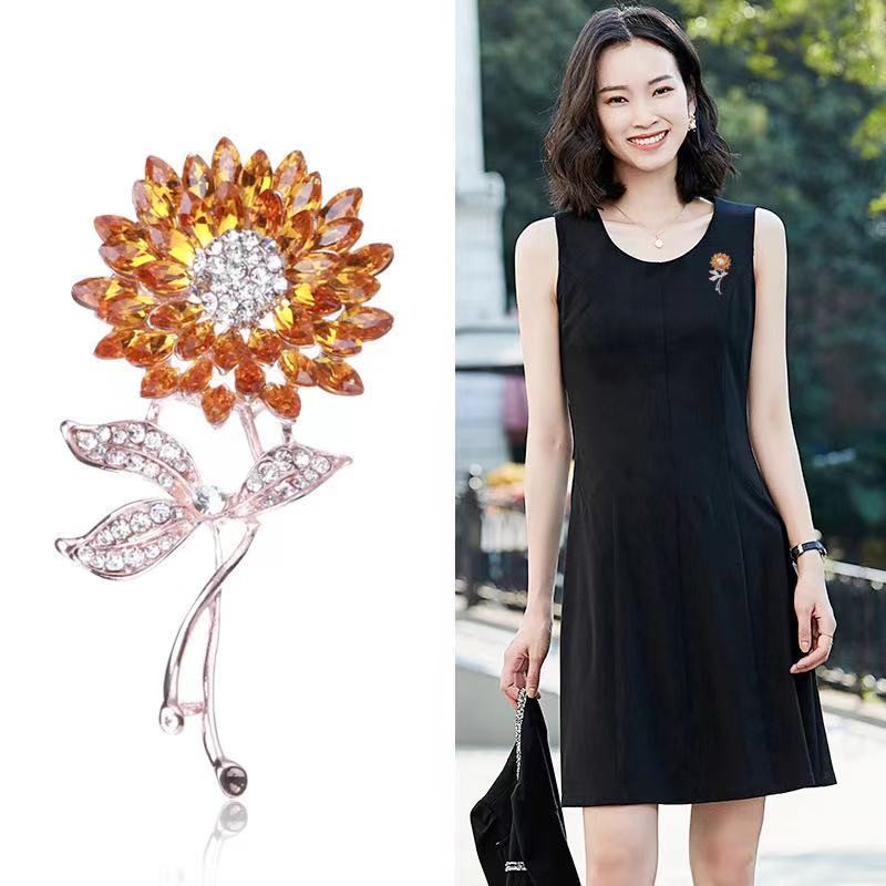 Factory direct sales of new European and American rhinestone sunflower brooches, suits, overcoats and accessories detail image 3