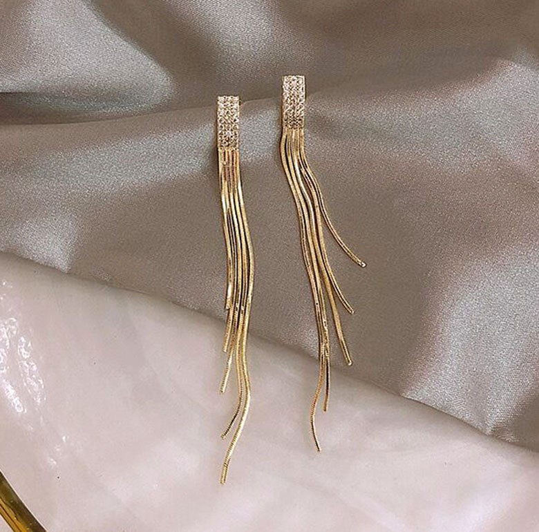 European and American water diamond claw chain tassels, simple and light luxury, niche stud earrings for ladies detail image 2