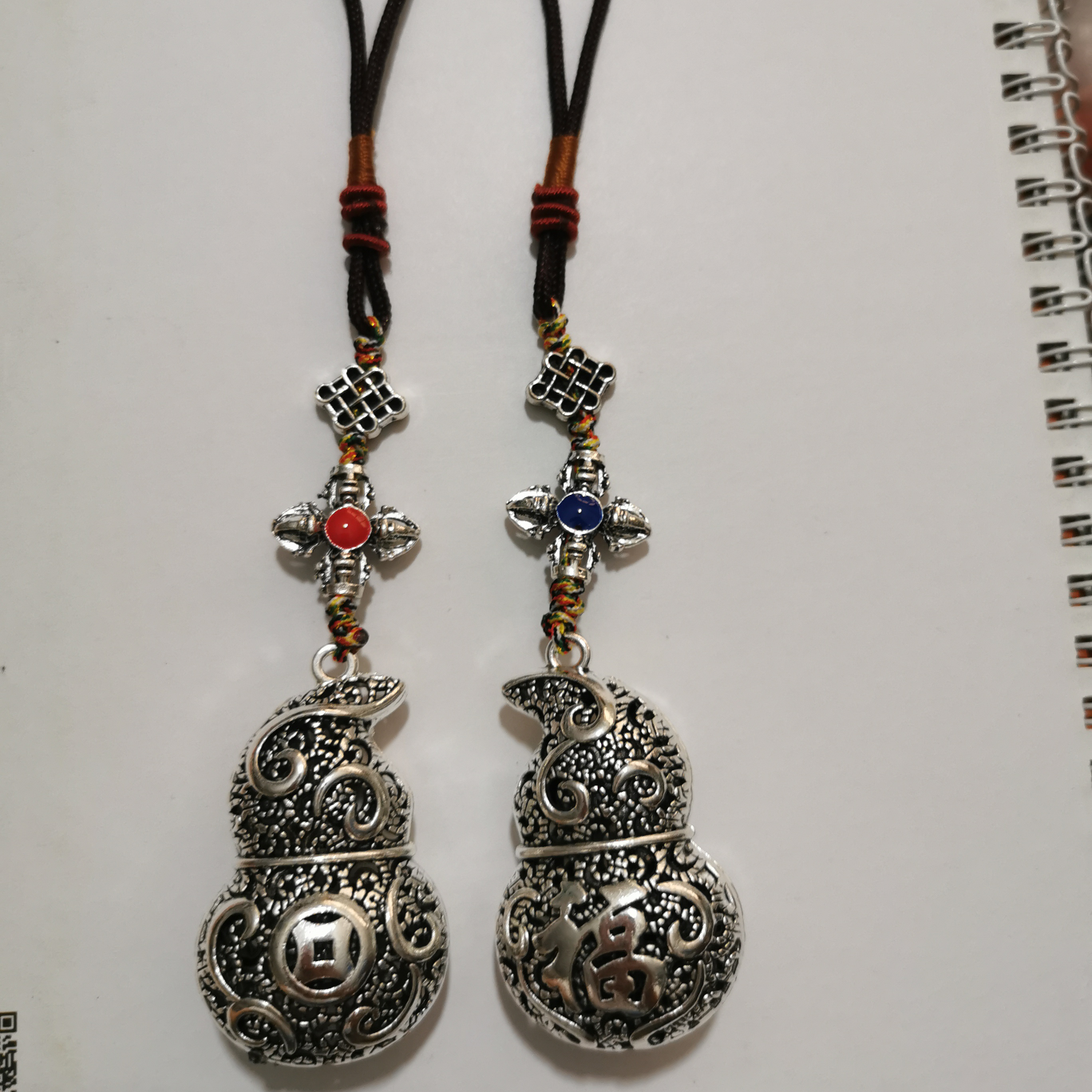مفتاح شنق معلق على مقود القرع الفضي details Picture