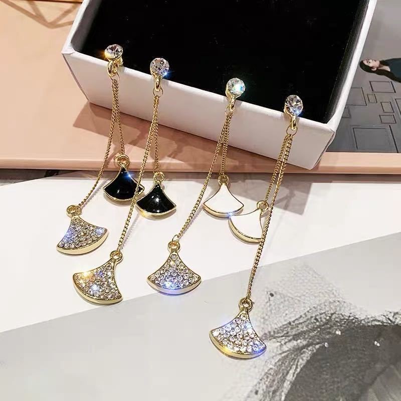Korean-style simple oil-dripping, diamond-encrusted fan-shaped lady's aloof stud earrings detail image 4