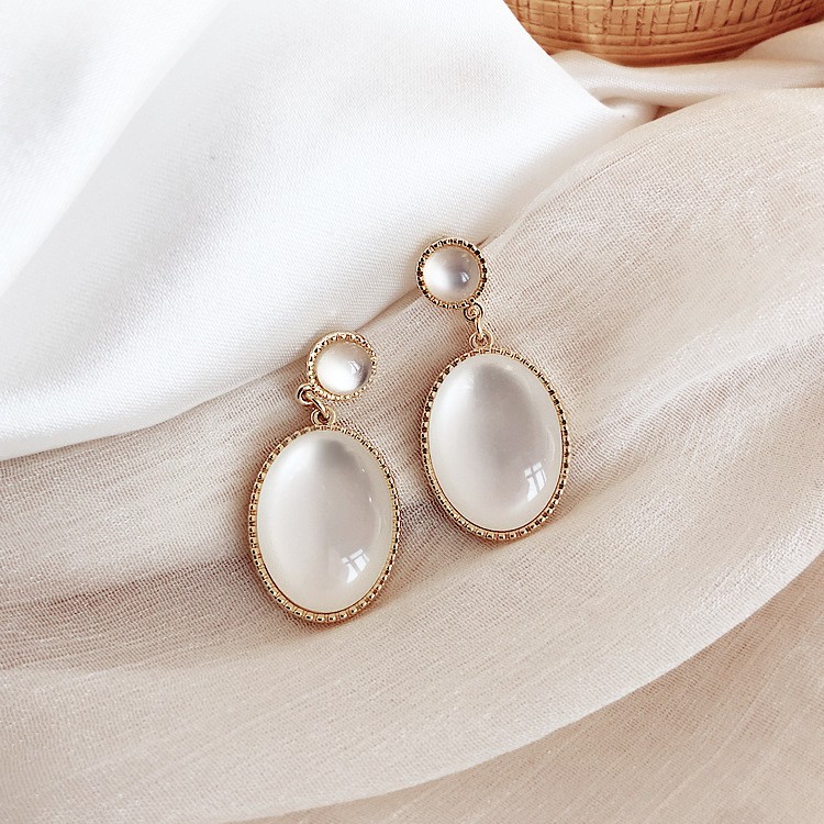 European and American fashionable imitation cat's eye resin semi-circular pendant, elegant and simple stud earrings for women detail image 3