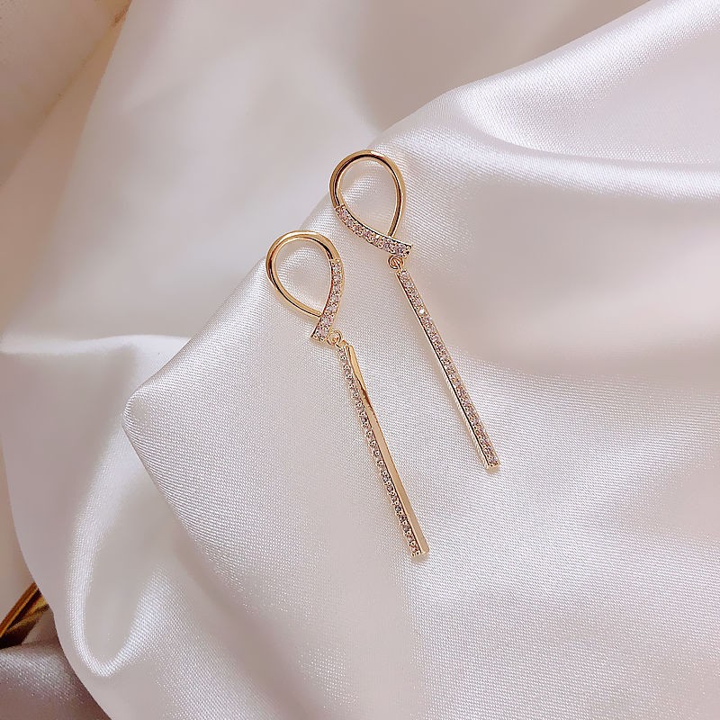 European and American geometric tassel-shaped alloy inlaid with rhinestones, cold and elegant design for ladies' ear studs detail image 2