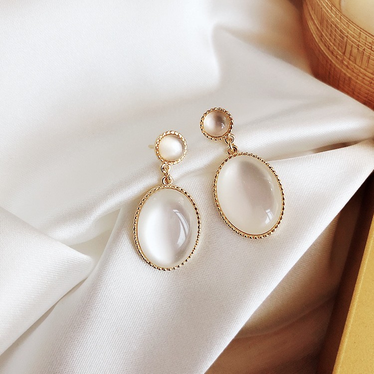 European and American fashionable imitation cat's eye resin semi-circular pendant, elegant and simple stud earrings for women detail image 2