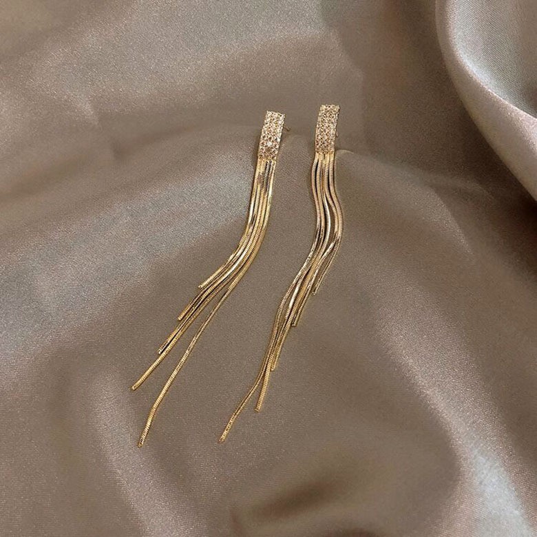 European and American water diamond claw chain tassels, simple and light luxury, niche stud earrings for ladies detail image 3