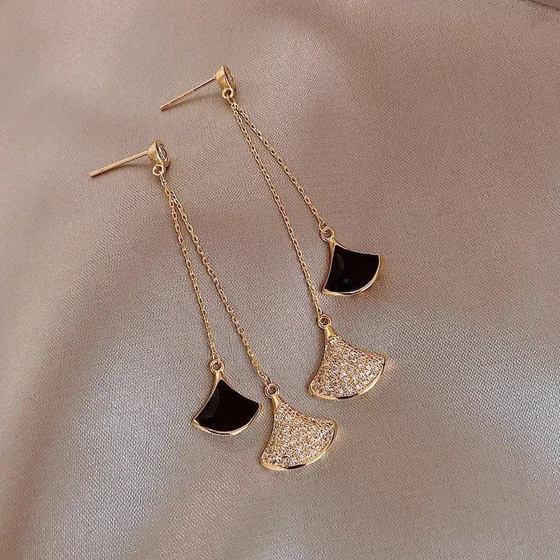 Korean-style simple oil-dripping, diamond-encrusted fan-shaped lady's aloof stud earrings detail image 2