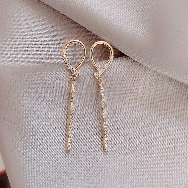 European and American geometric tassel-shaped alloy inlaid with rhinestones, cold and elegant design for ladies' ear studs detail image 3