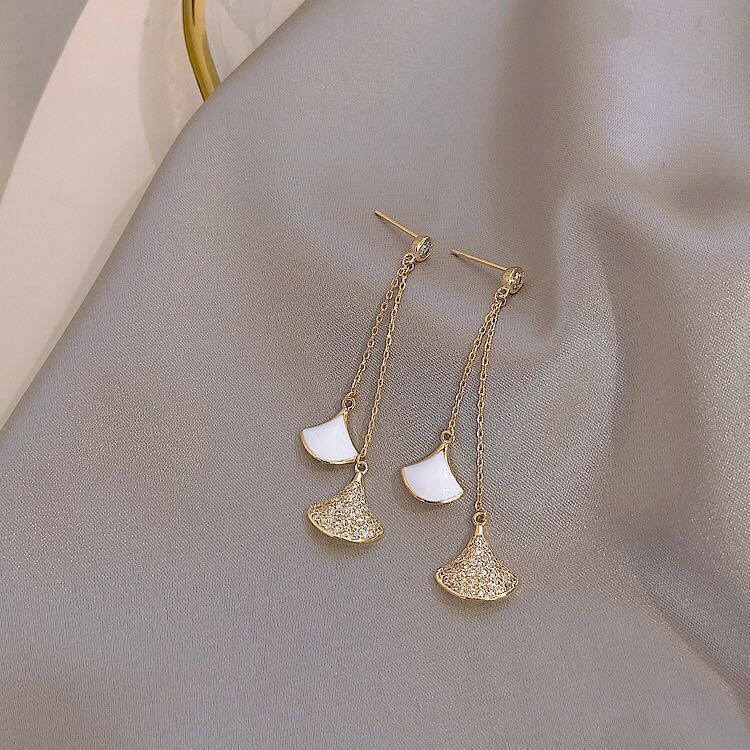 Korean-style simple oil-dripping, diamond-encrusted fan-shaped lady's aloof stud earrings detail image 3
