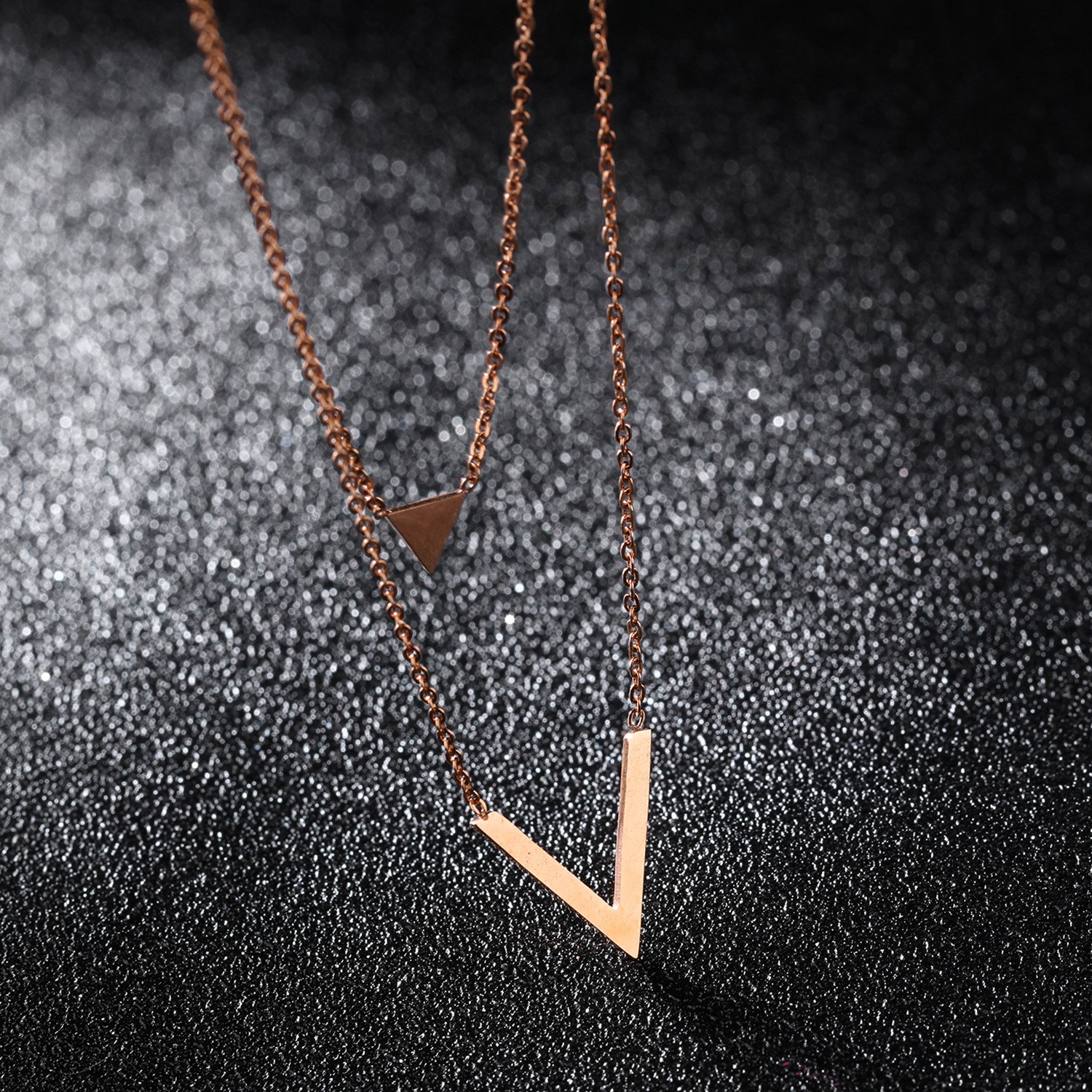 A fashionable double-layer alloy geometric design necklace for women with a cold and elegant style in Europe and America detail image 3