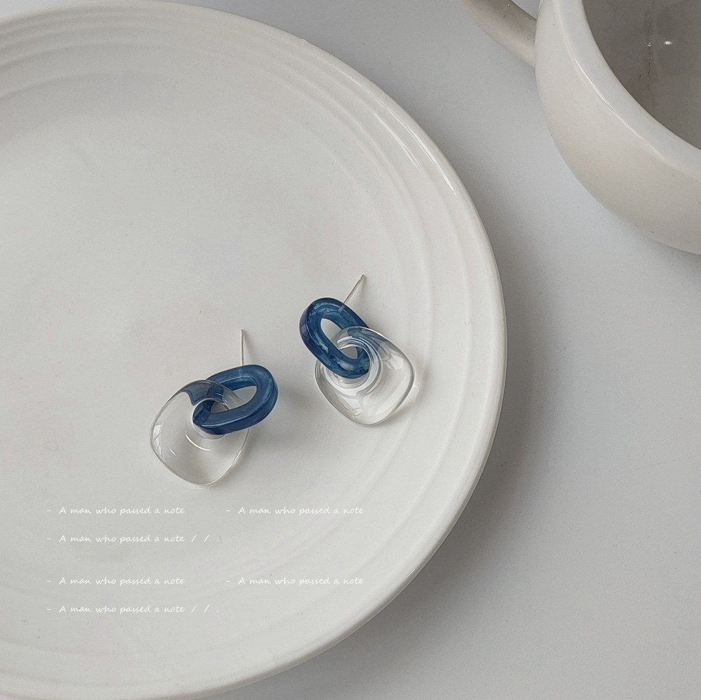 European and American fashionable style resin two-color double-spliced women's light luxury ear studs detail image 2