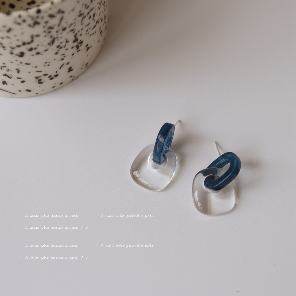 European and American fashionable style resin two-color double-spliced women's light luxury ear studs detail image 3