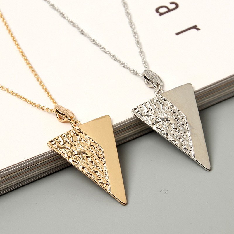 European and American alloy triangular double-effect women's exaggerated necklace detail image 1