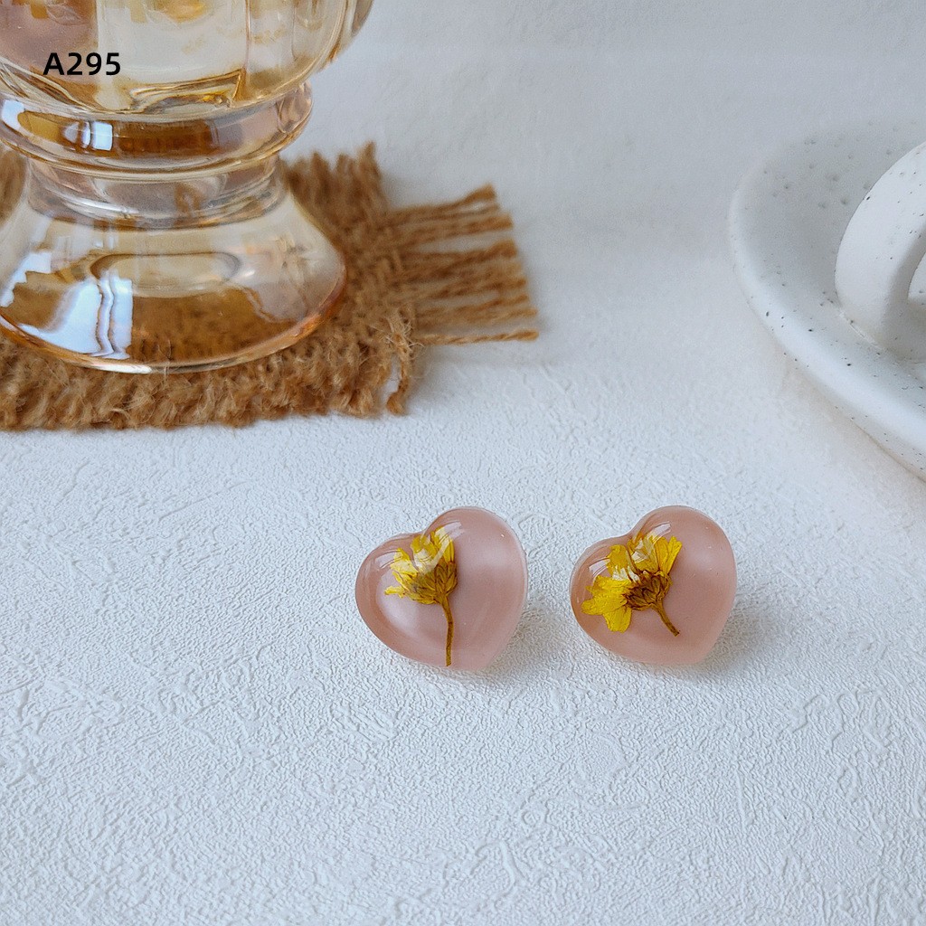 Small heart-shaped resin-inlaid flower-patterned stud earrings with a cold and elegant design for ladies detail image 2