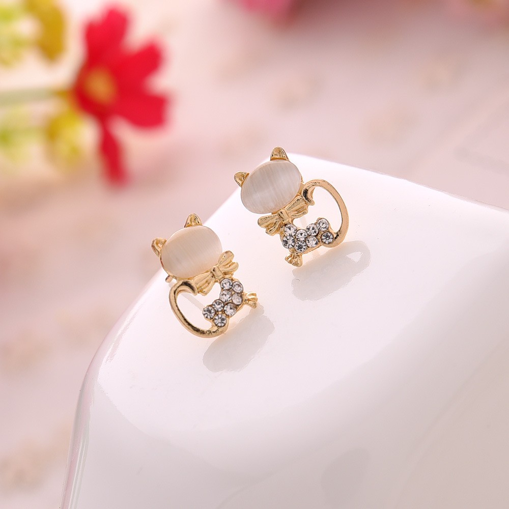 Korean version of small cat inlaid with cat's eye stone water diamond alloy animal women's ear stud detail image 3