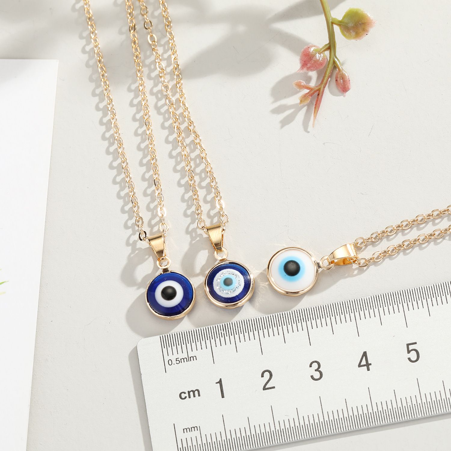 A simple and fashionable Turkish blue eye pendant necklace for women