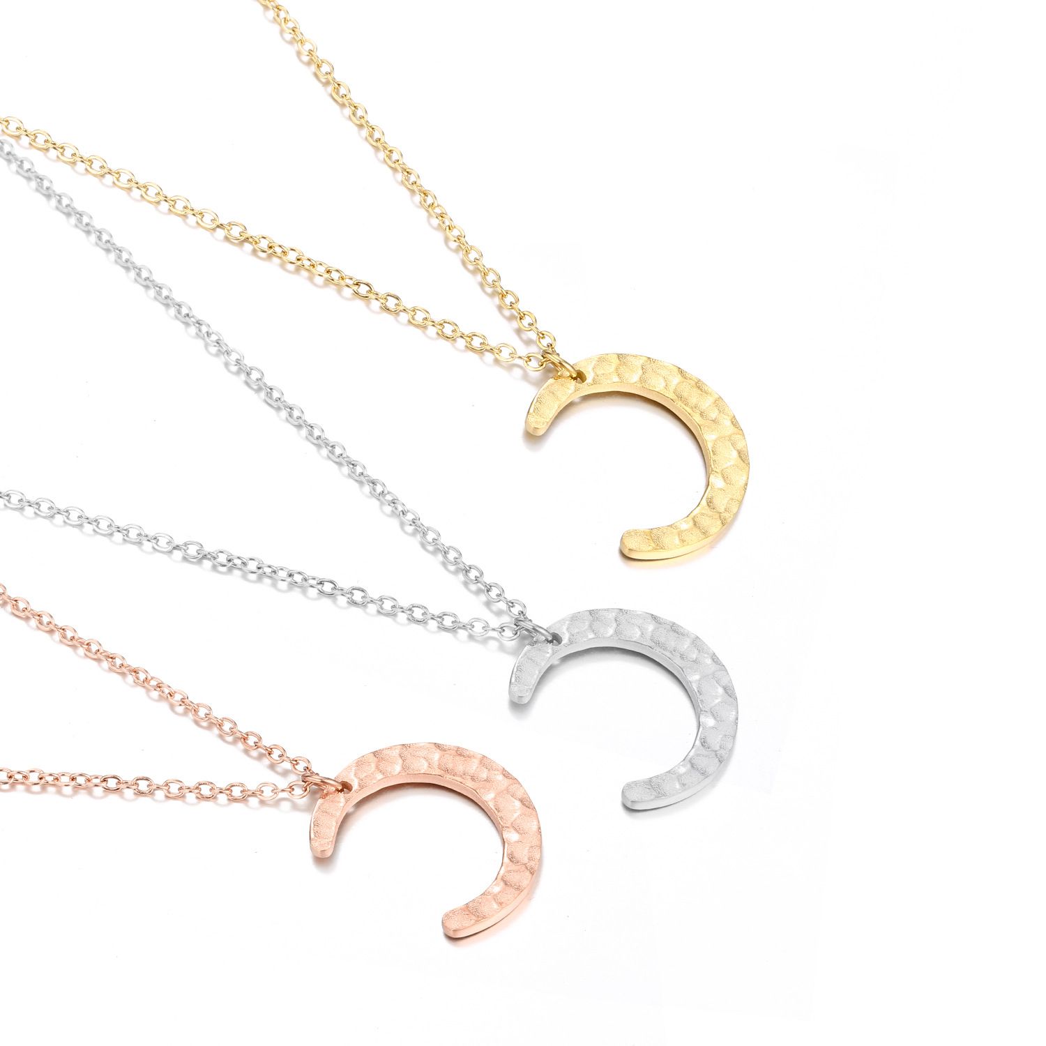 European and American fashionable alloy moon-shaped pendant necklace with a cold and elegant design style for women