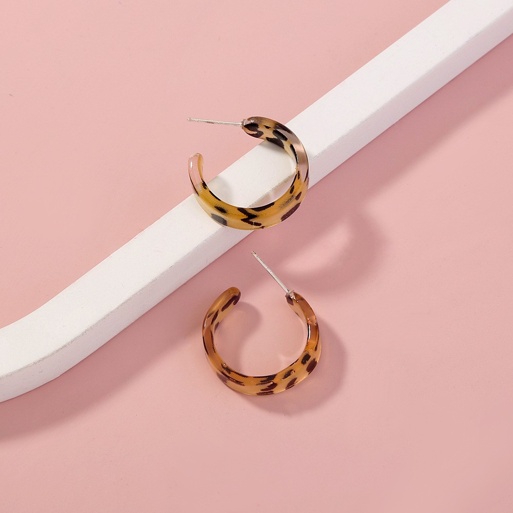 European and American fashionable large C-shaped acetate board leopard print women's light luxury ear studs detail image 2