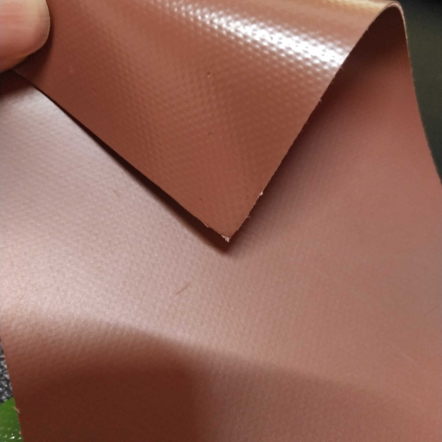 High-quality matte coffee-colored PVC mesh fabric for luggage is suitable for various types of roller shutters, tool bags and special fabric for bags
