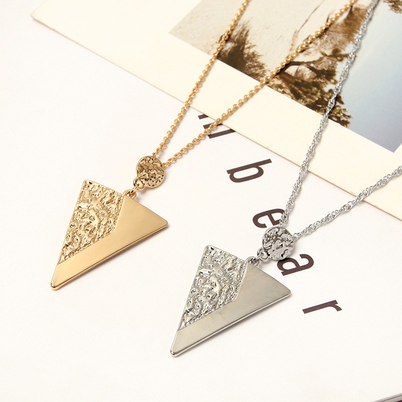 European and American alloy triangular double-effect women's exaggerated necklace detail image 3