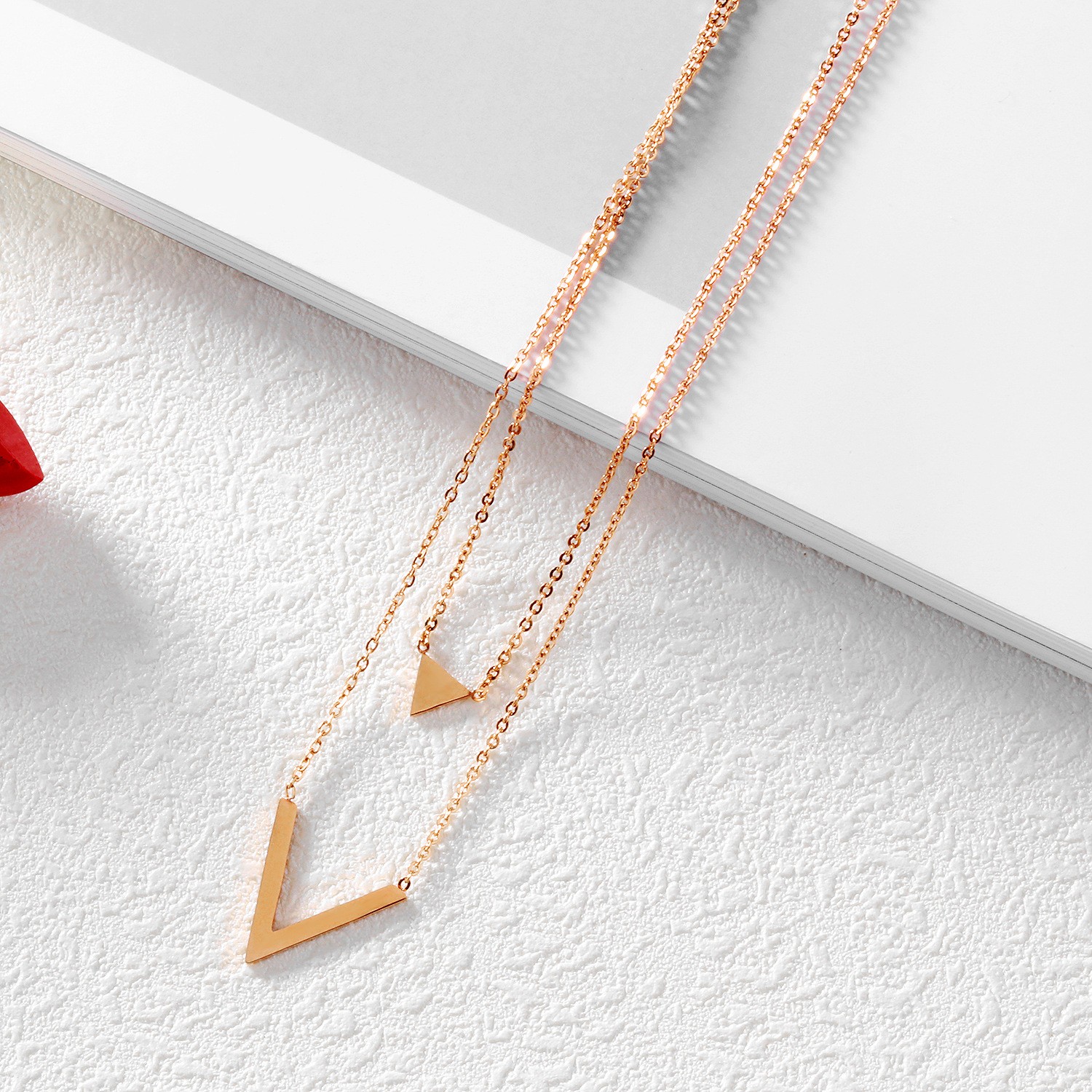 A fashionable double-layer alloy geometric design necklace for women with a cold and elegant style in Europe and America detail image 2