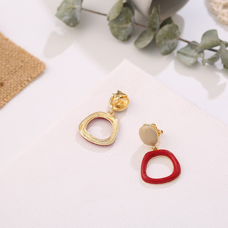 European and American fashionable alloy double-piece oil-dripping two-color women's simple design stud earrings detail image 2